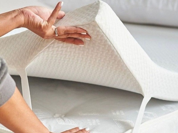 Nếu đệm mới là đệm mỏng hoặc topper thì bạn hoàn toàn có thể xếp lên đệm cũ