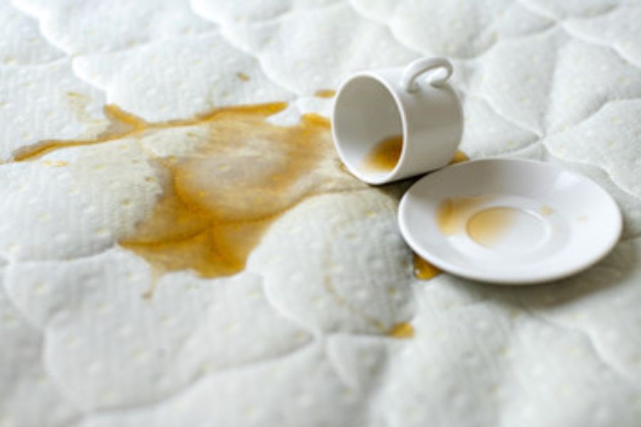 Làm đồ chất lỏng lên đệm mà không xử lý đúng cách khiến đệm cao su bị đen