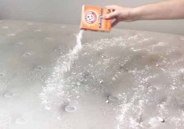 Baking soda giúp khắc phục đệm cao su bị đen hiệu quả