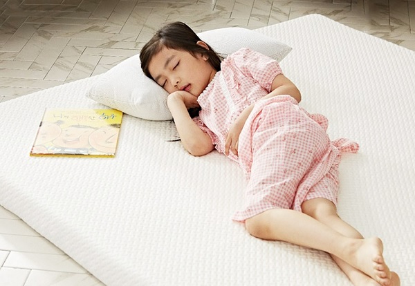 Trẻ nhỏ nên chọn đệm cao su có độ dày mỏng